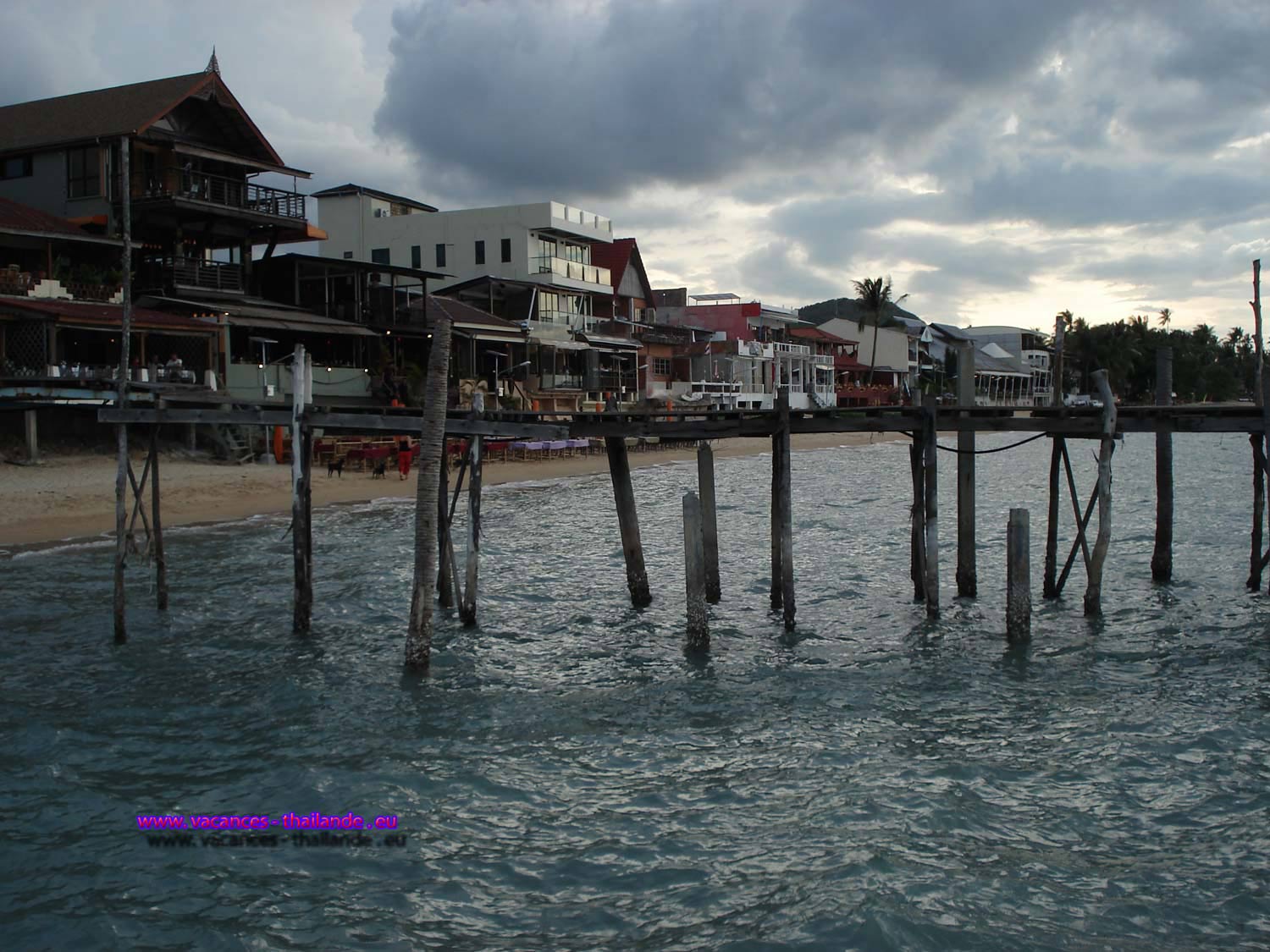 The seaside Ficherman's village is a lively day and night where the whole family can enjoy pictures of old Koh Samui with many restaurants and other Karma Sutra with Laurent and Simon to make you enjoy French dishes and Thai.